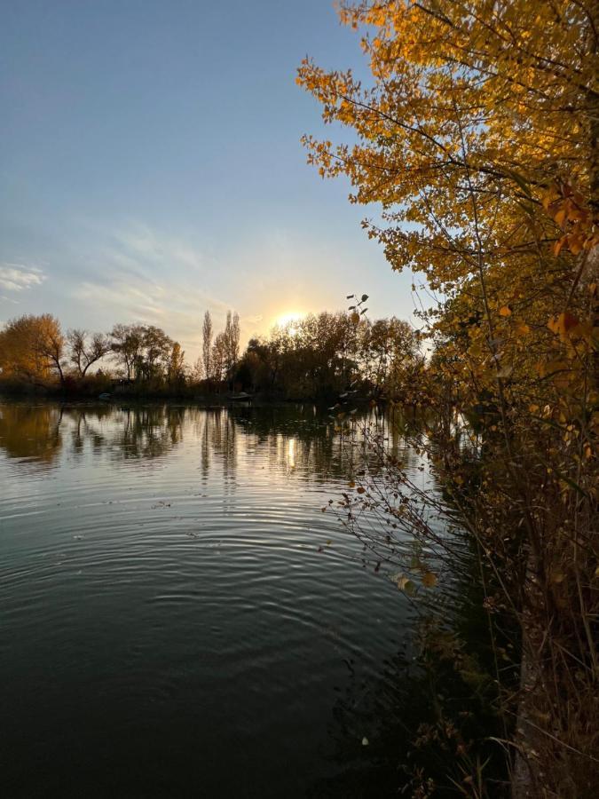 Чистые Пруды Bishkek Bagian luar foto